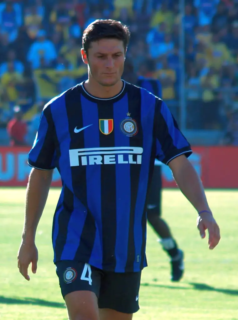 Javier Zanetti playing for Inter Milan in 2009 against Club America.